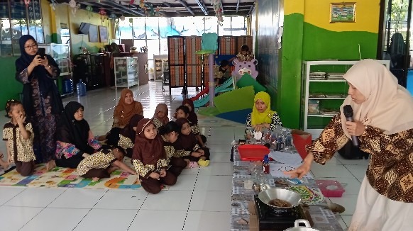 TK AKAR PANRITA MAMMINASATA MELAKSANAKAN KEGIATAN MEMBATIK